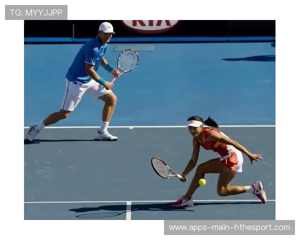 混双网球组合在训练中配合默契，节奏控制得当