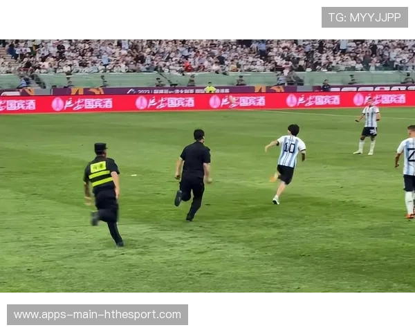 足球球迷被裁判赶出球场 足球球迷被裁判赶出球场