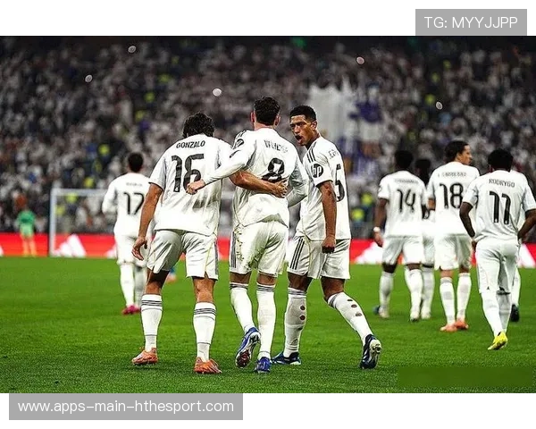 意甲老将重返首发阵容带动整体节奏提升，意甲元老合影