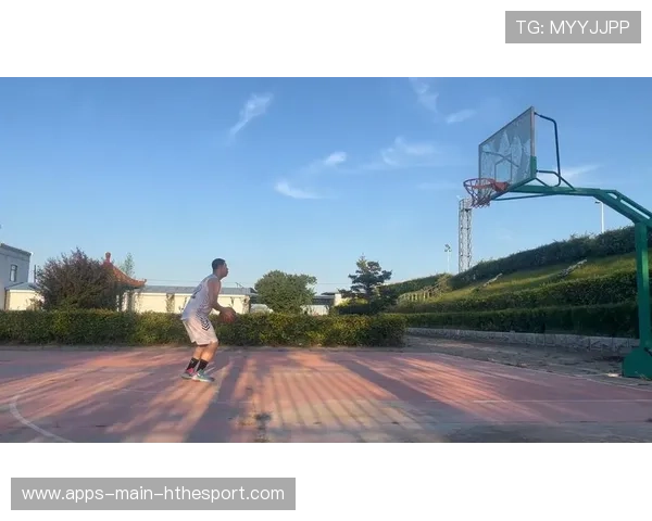 球员在训练中展现新的投篮技巧并得到应用,在篮球训练中,投篮时 球员在训练中展现新的投篮技巧并得到应用,在篮球训练中,投篮时